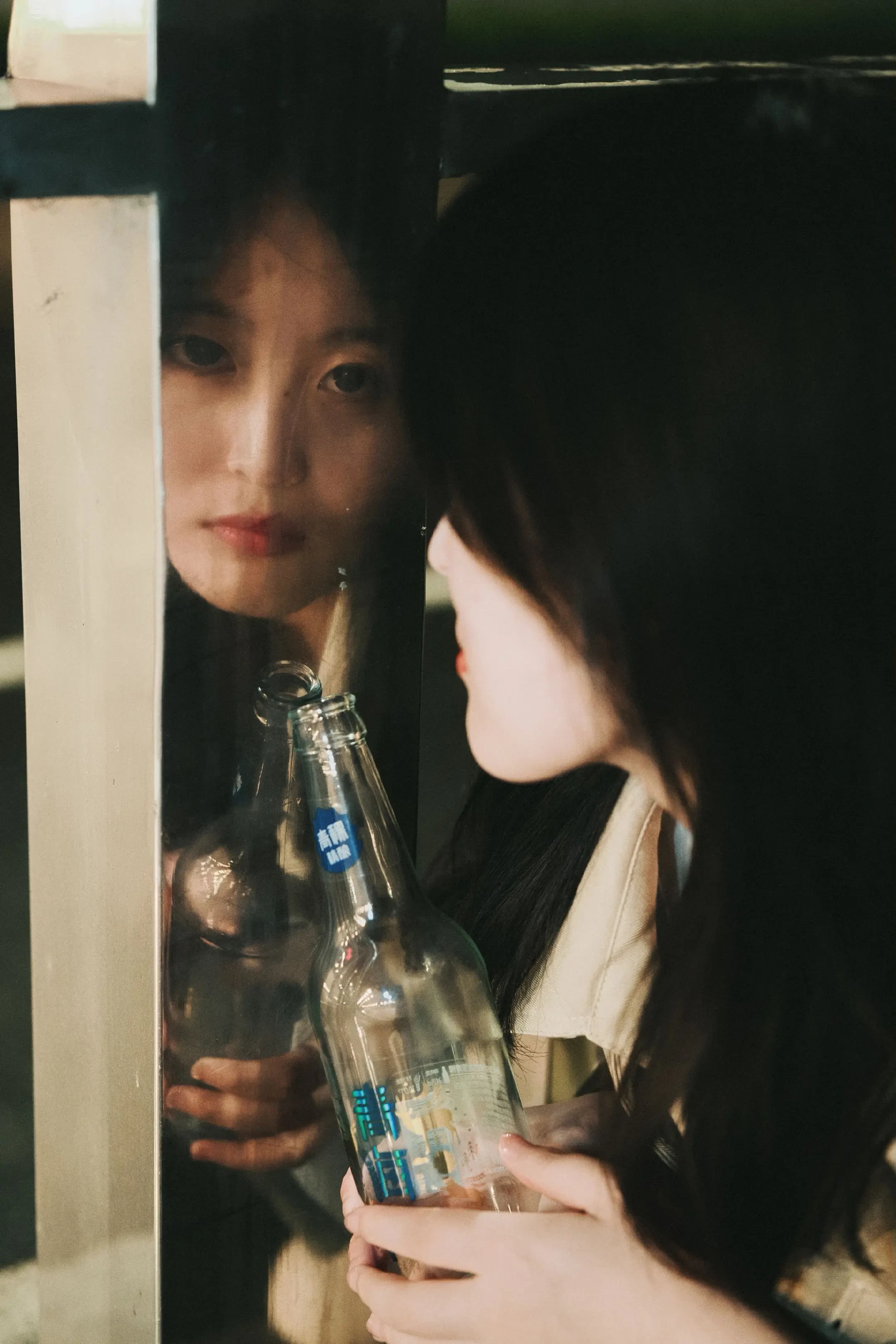 雨夜，隧道，啤酒和镜头的邂逅 。夜幕下的