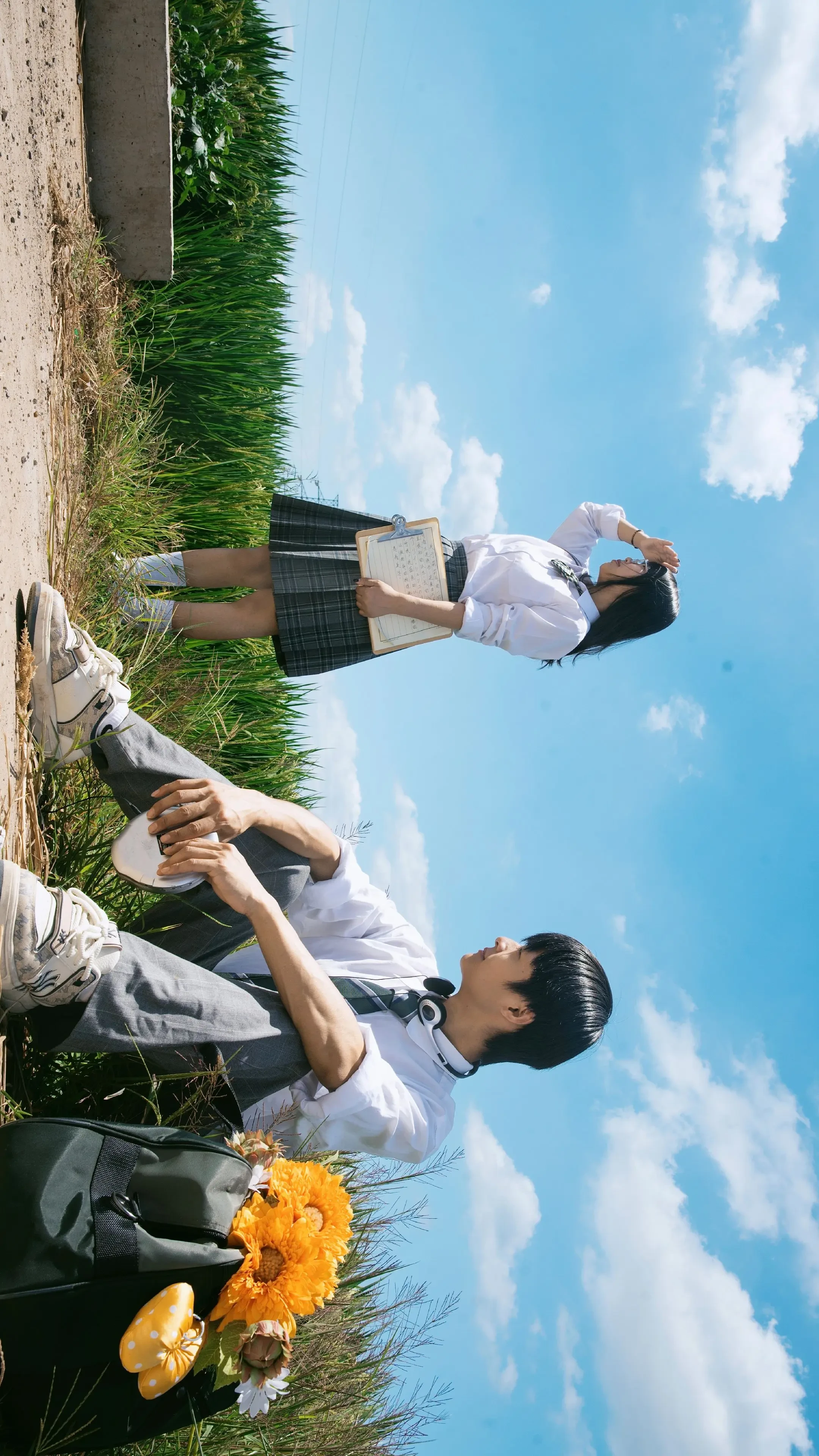 放課後，一起回家吧。下课后在草坪岸边散步