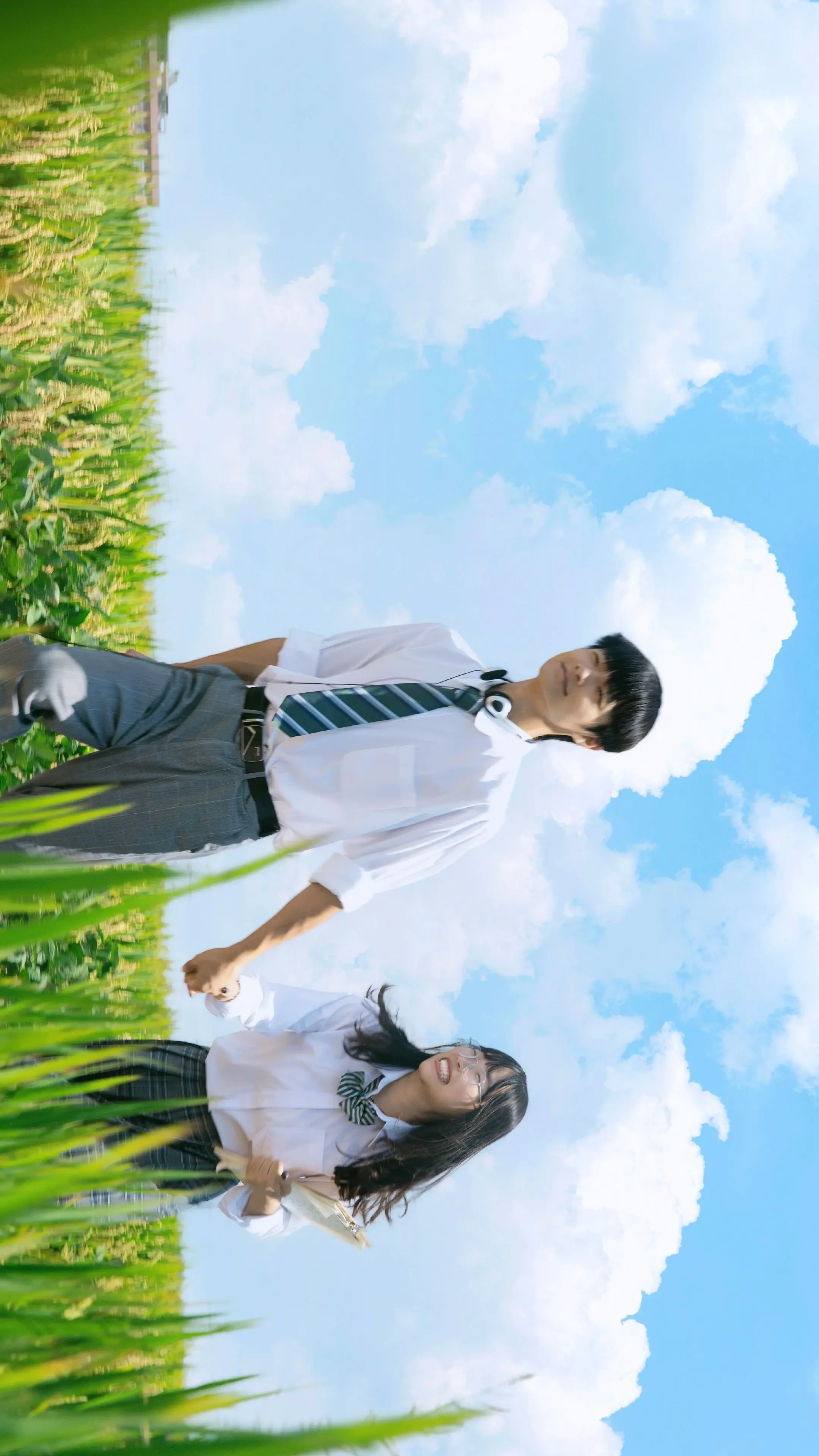 放課後，一起回家吧。下课后在草坪岸边散步