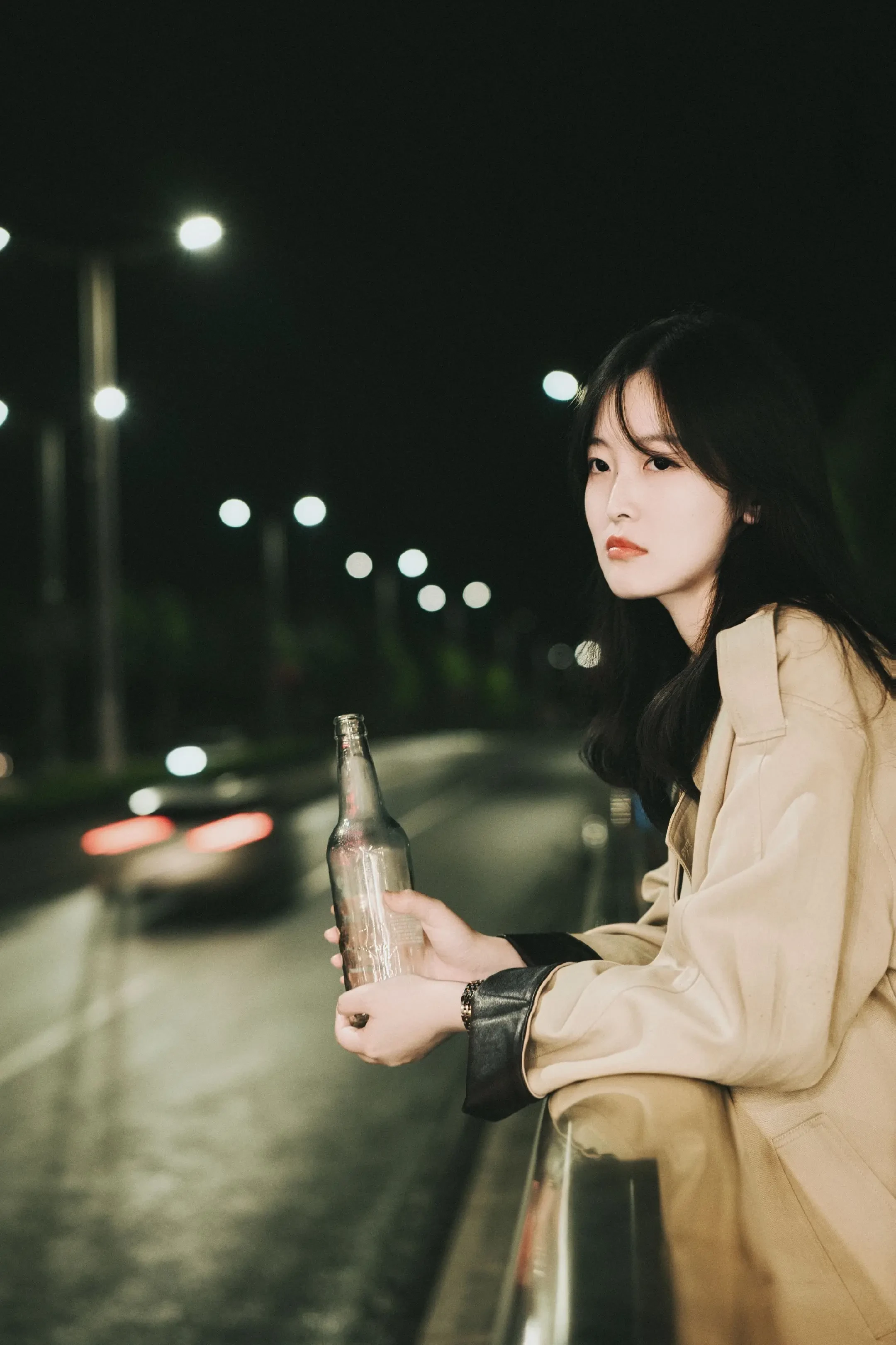 雨夜，隧道，啤酒和镜头的邂逅 。夜幕下的