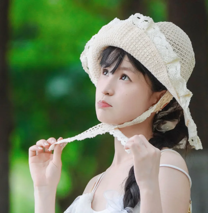 少女的心事长存于夏天的脉络中。可能的话，