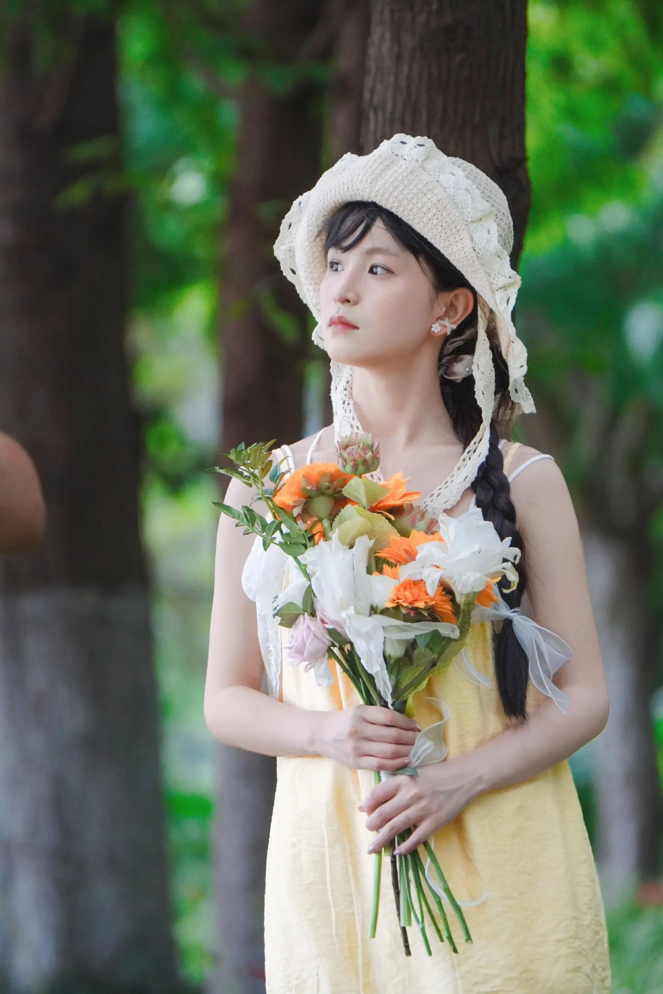 少女的心事长存于夏天的脉络中。可能的话，