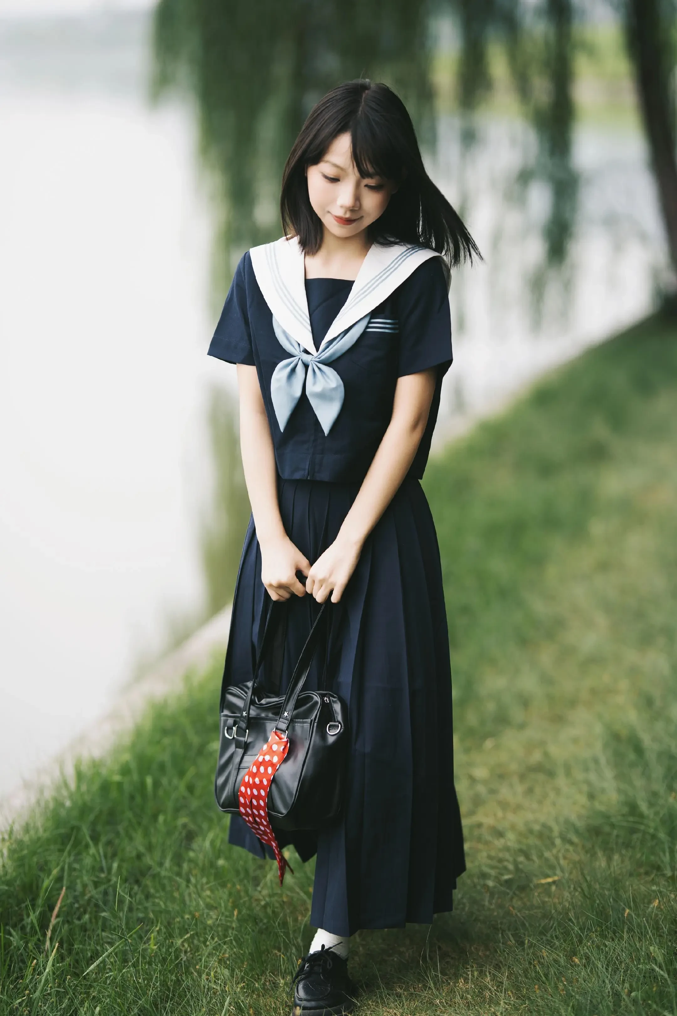 少女校服的蓝，那是青春最纯粹的色彩。乌云