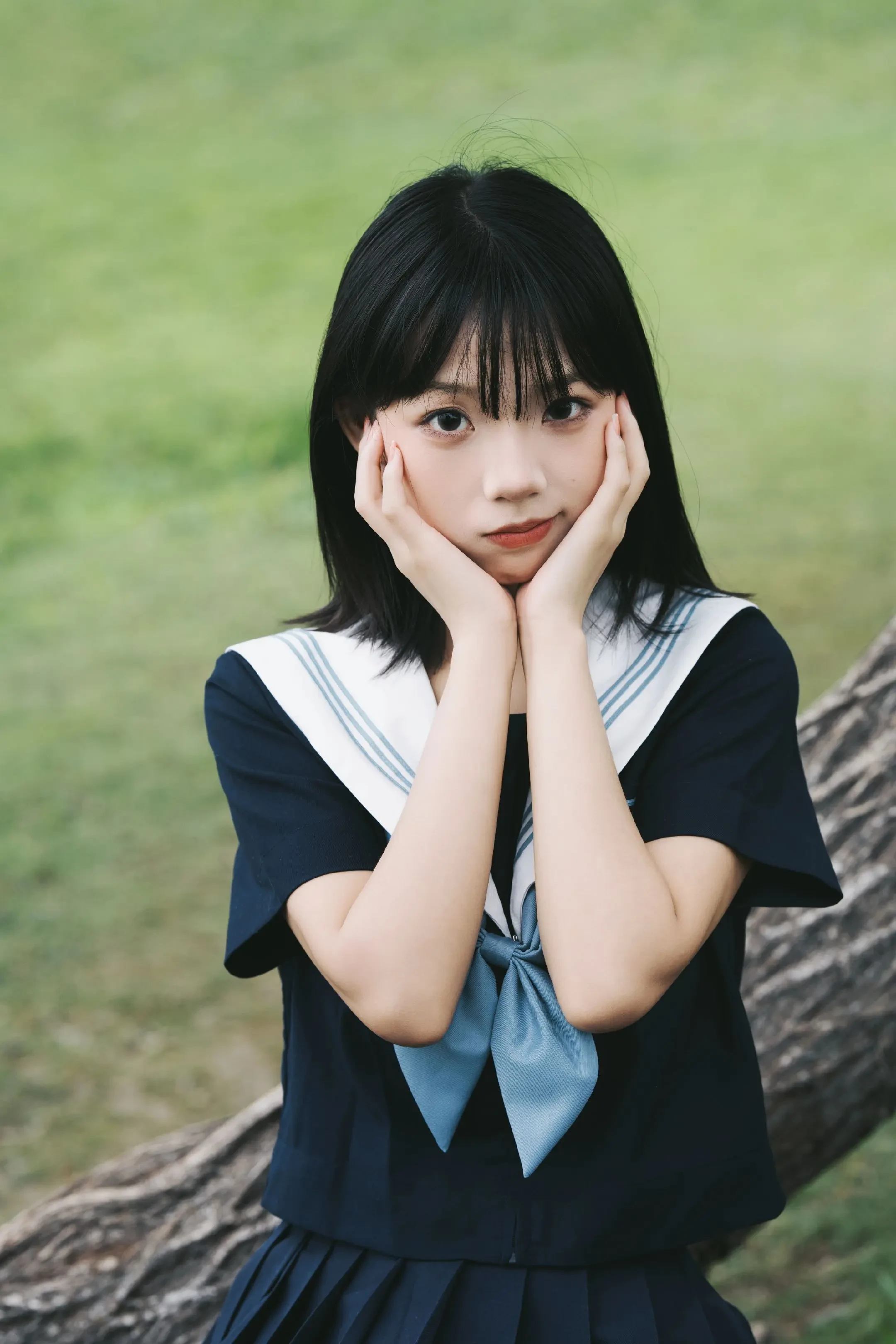 少女校服的蓝，那是青春最纯粹的色彩。乌云