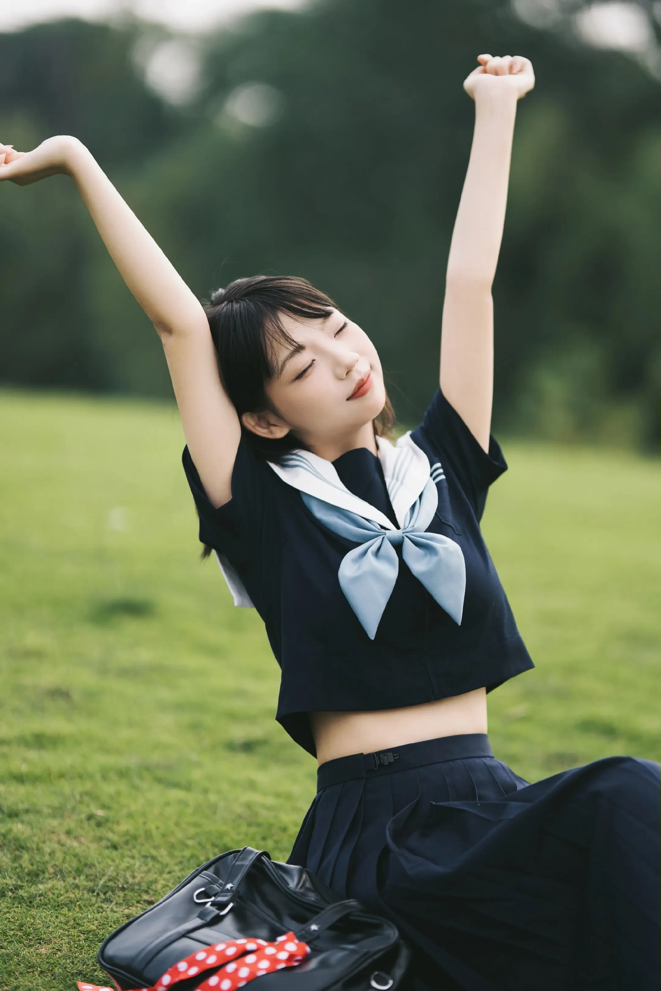 少女校服的蓝，那是青春最纯粹的色彩。乌云