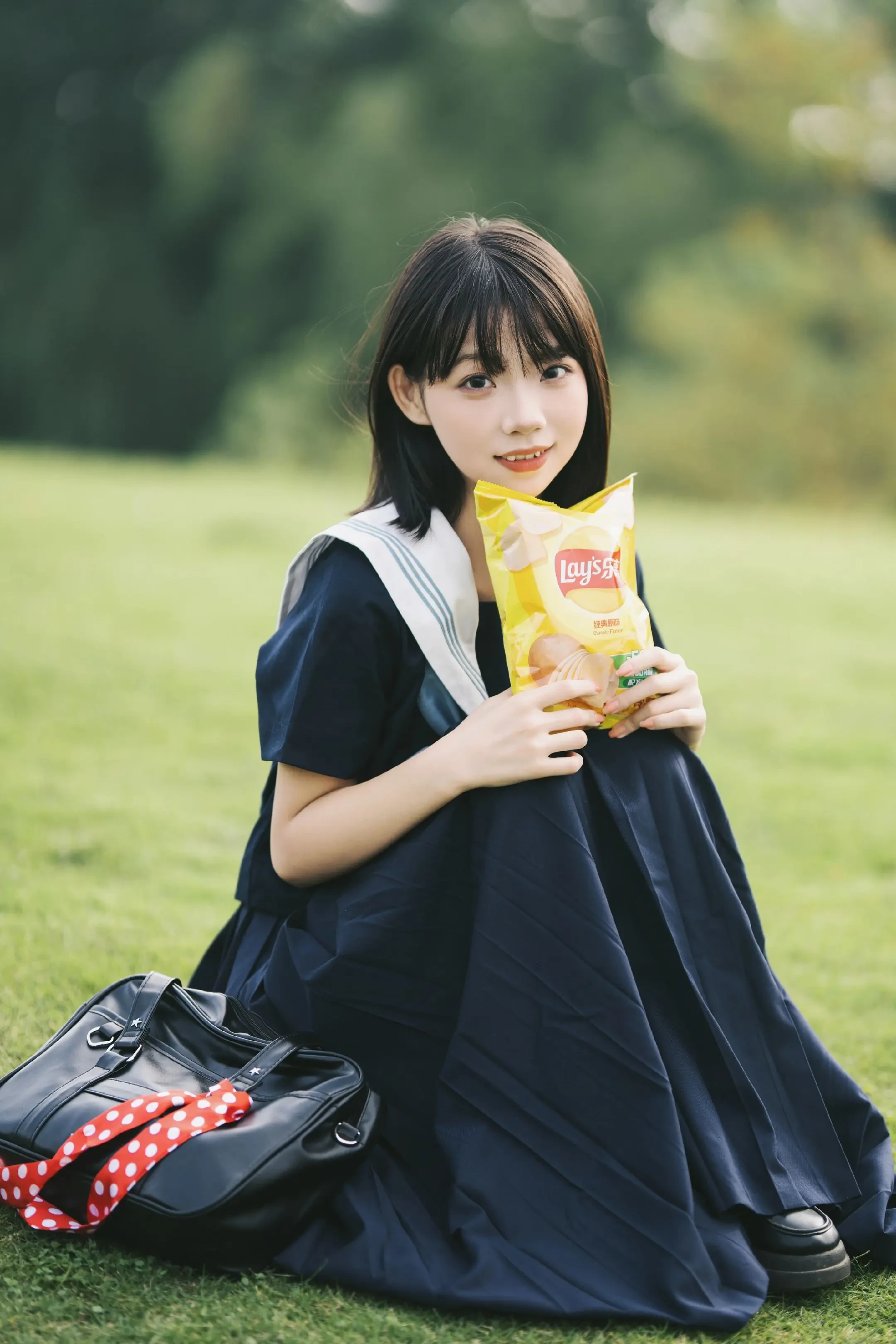 少女校服的蓝，那是青春最纯粹的色彩。乌云