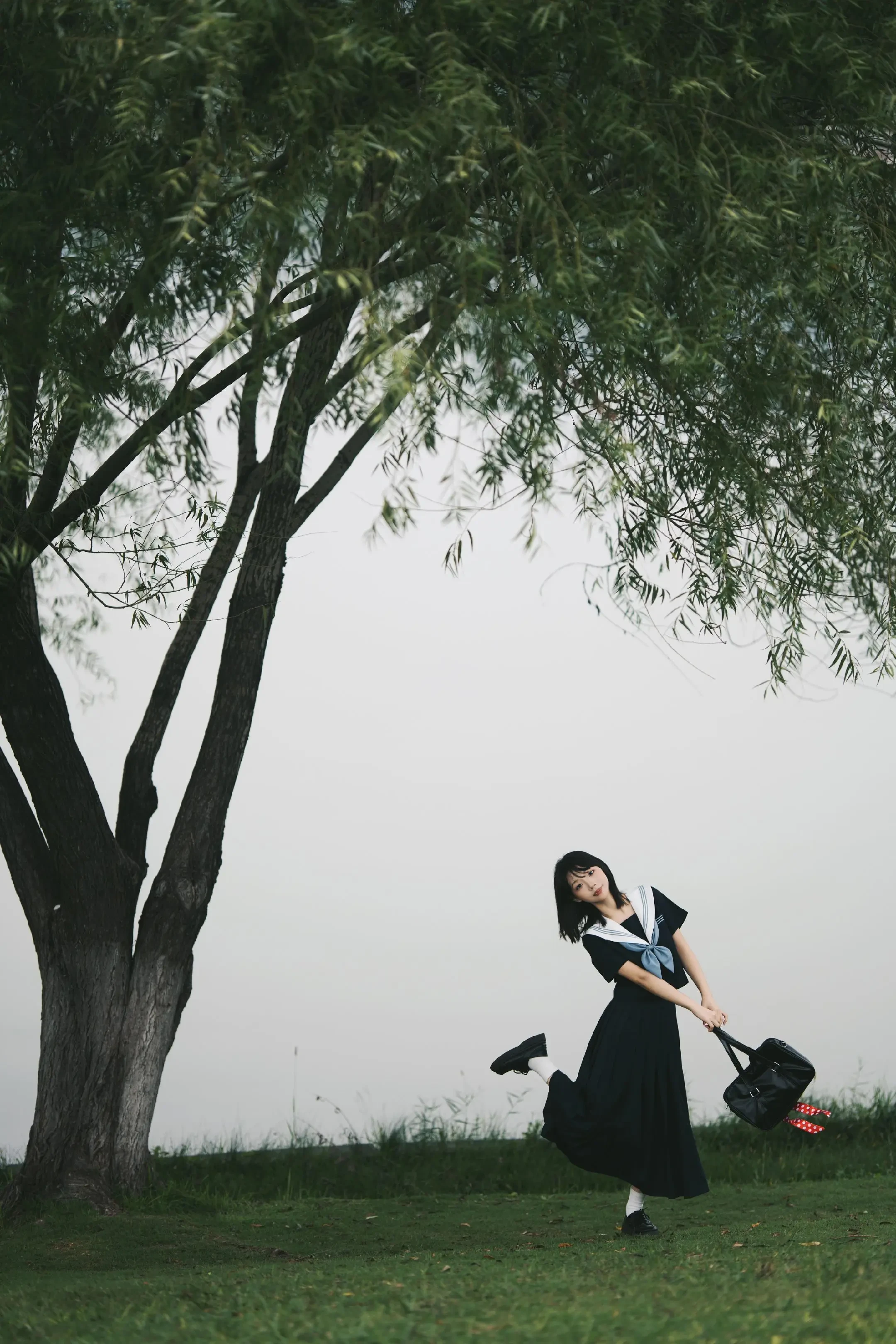 少女校服的蓝，那是青春最纯粹的色彩。乌云