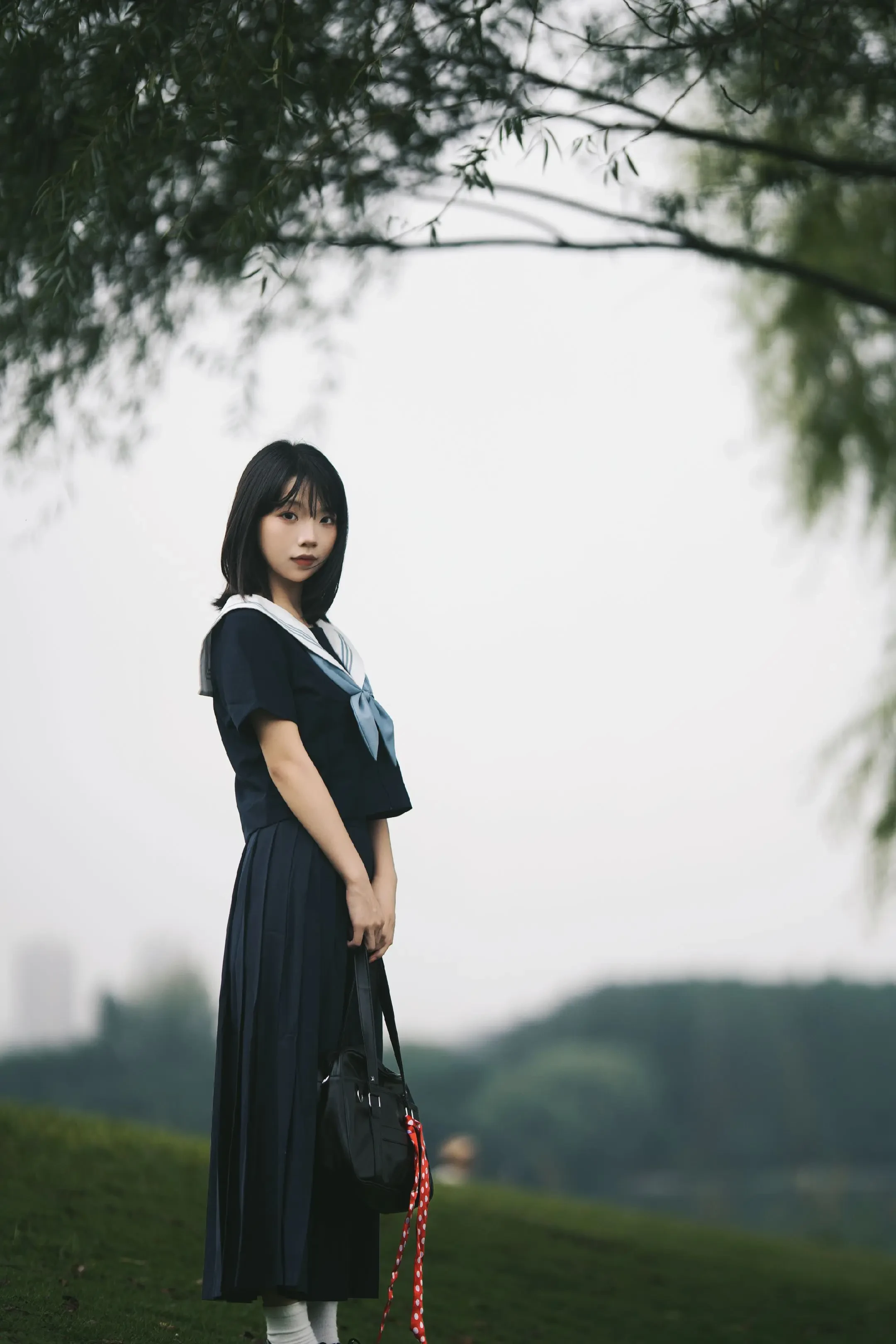 少女校服的蓝，那是青春最纯粹的色彩。乌云