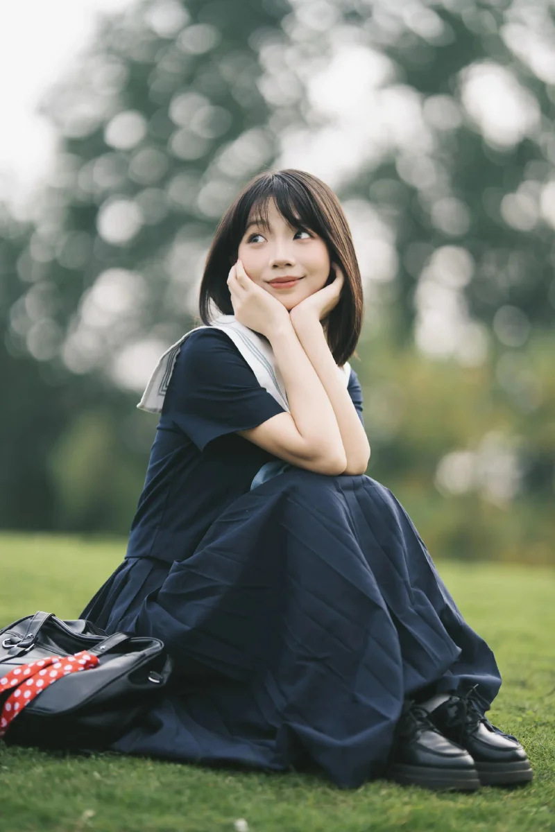 河堤的绿与水手服的白，是青春的两页诗。秋