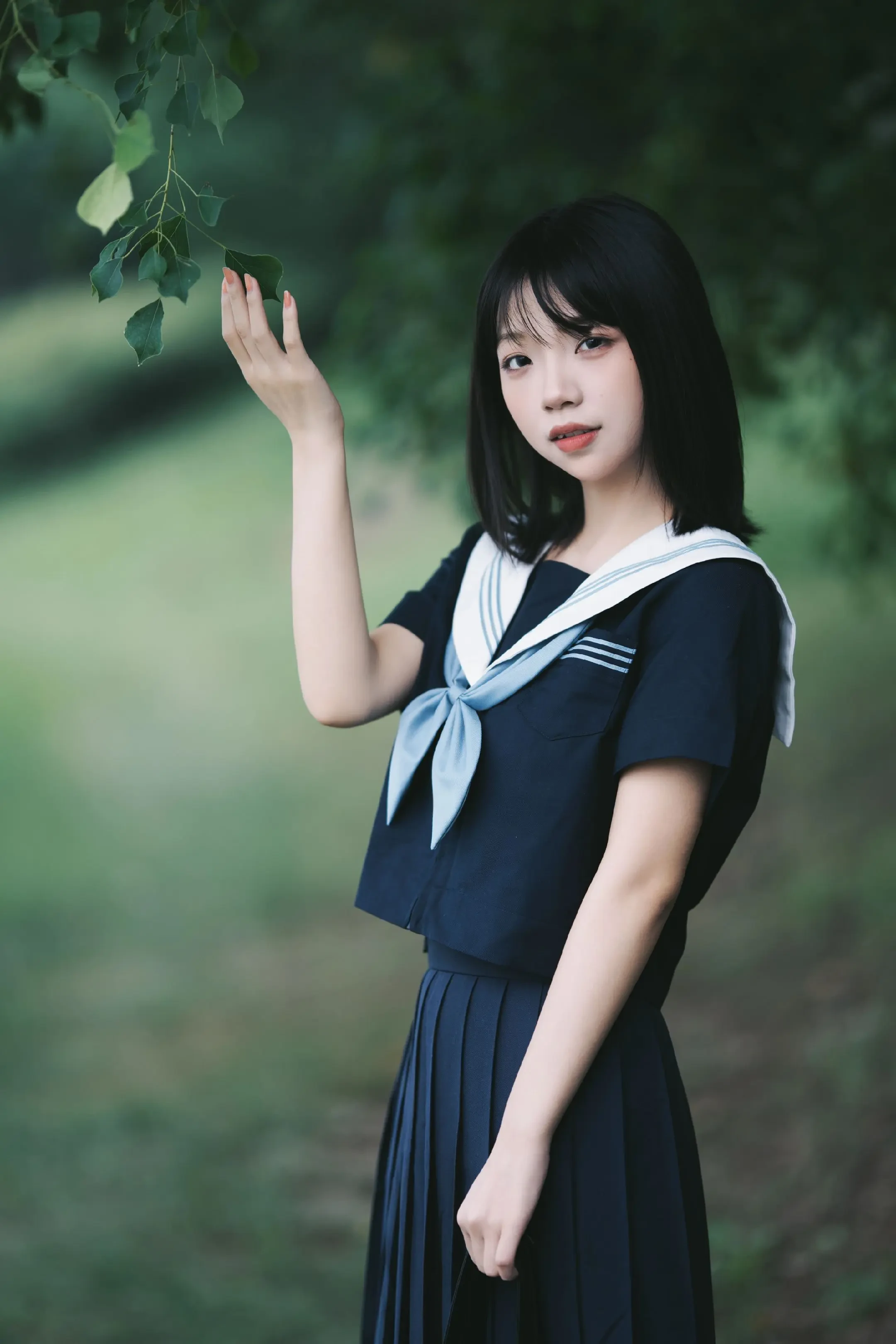 河堤的绿与水手服的白，是青春的两页诗。秋