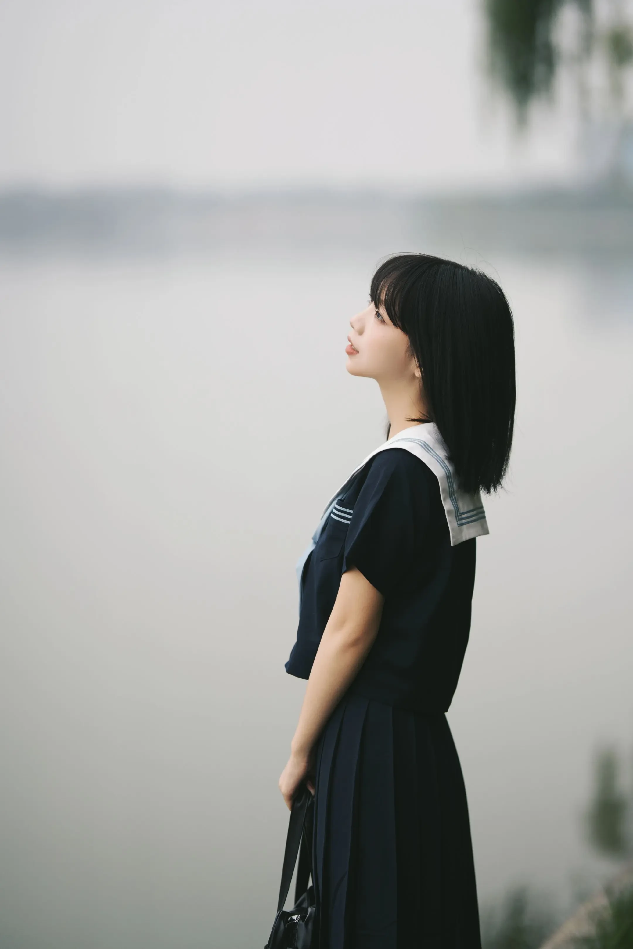 河堤的绿与水手服的白，是青春的两页诗。秋