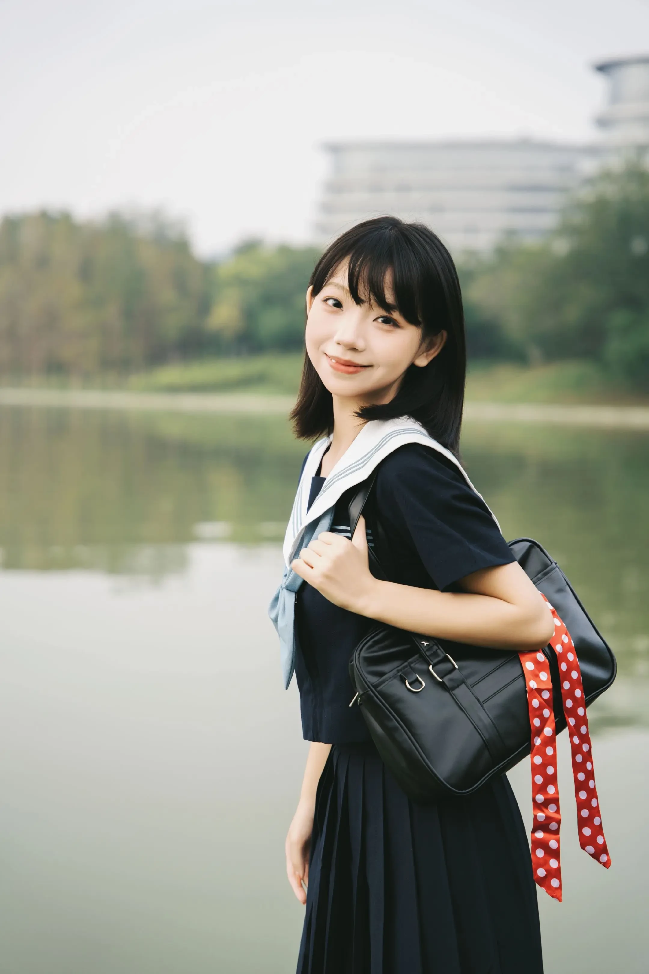 河堤的绿与水手服的白，是青春的两页诗。秋