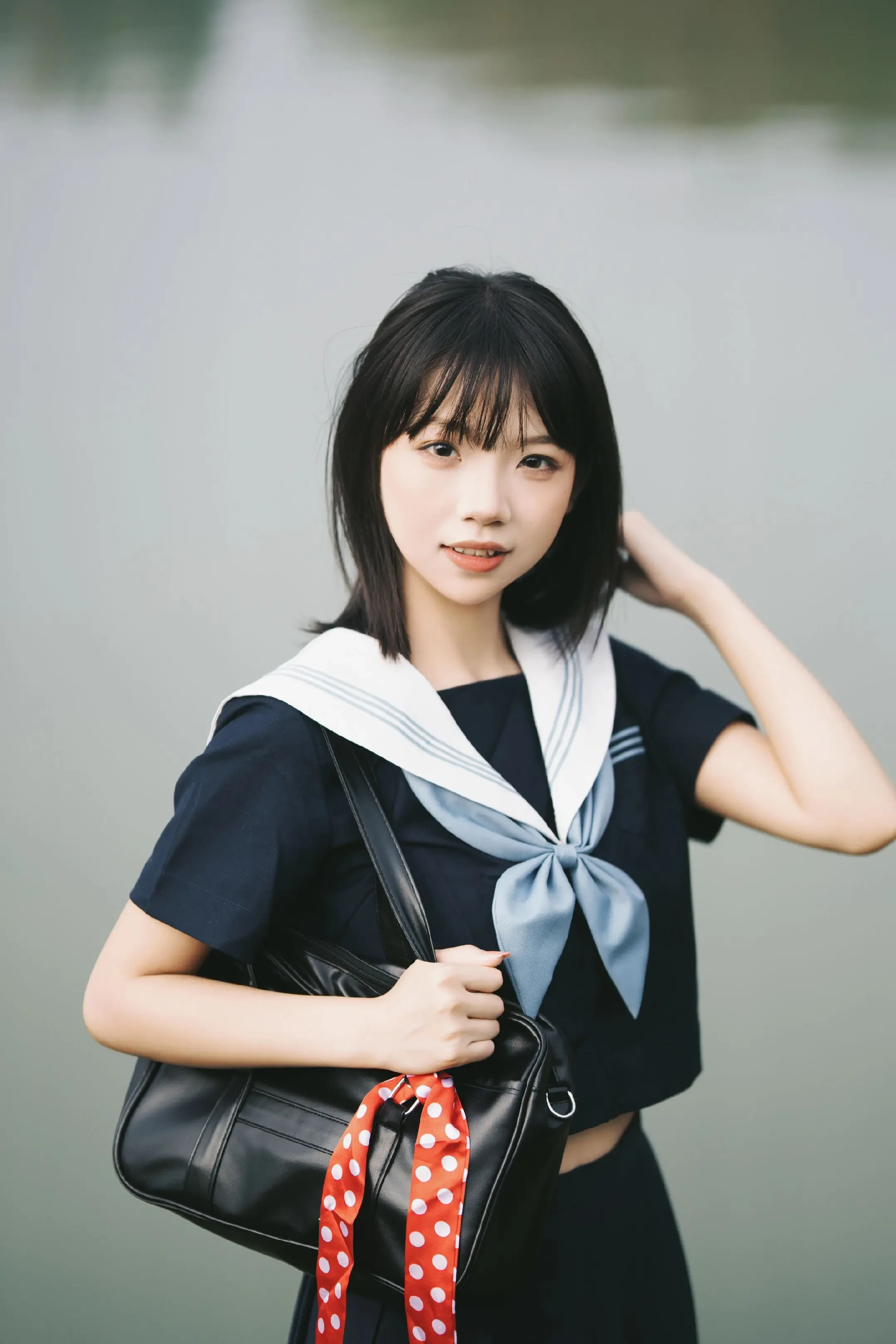 河堤的绿与水手服的白，是青春的两页诗。秋