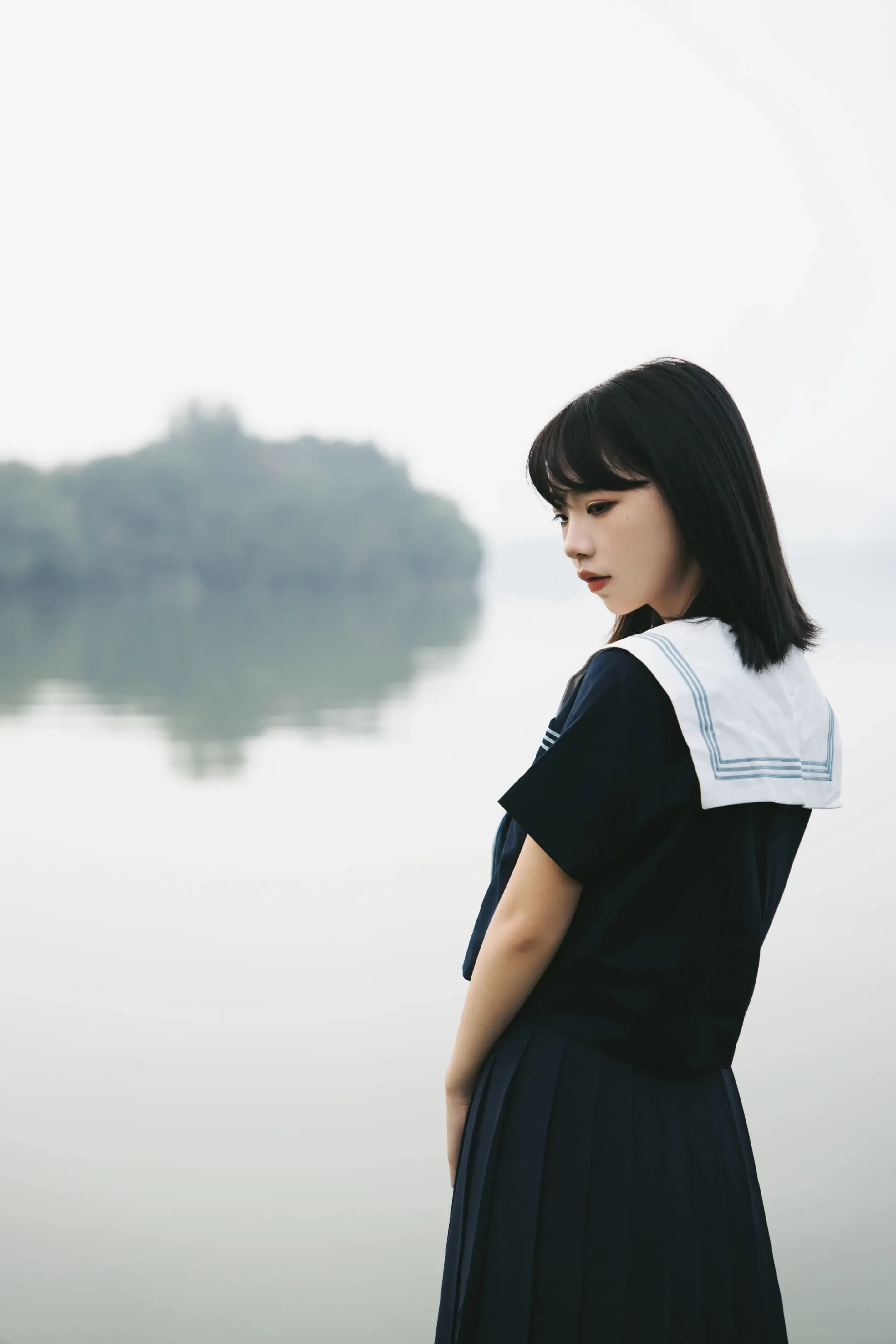 河堤的绿与水手服的白，是青春的两页诗。秋