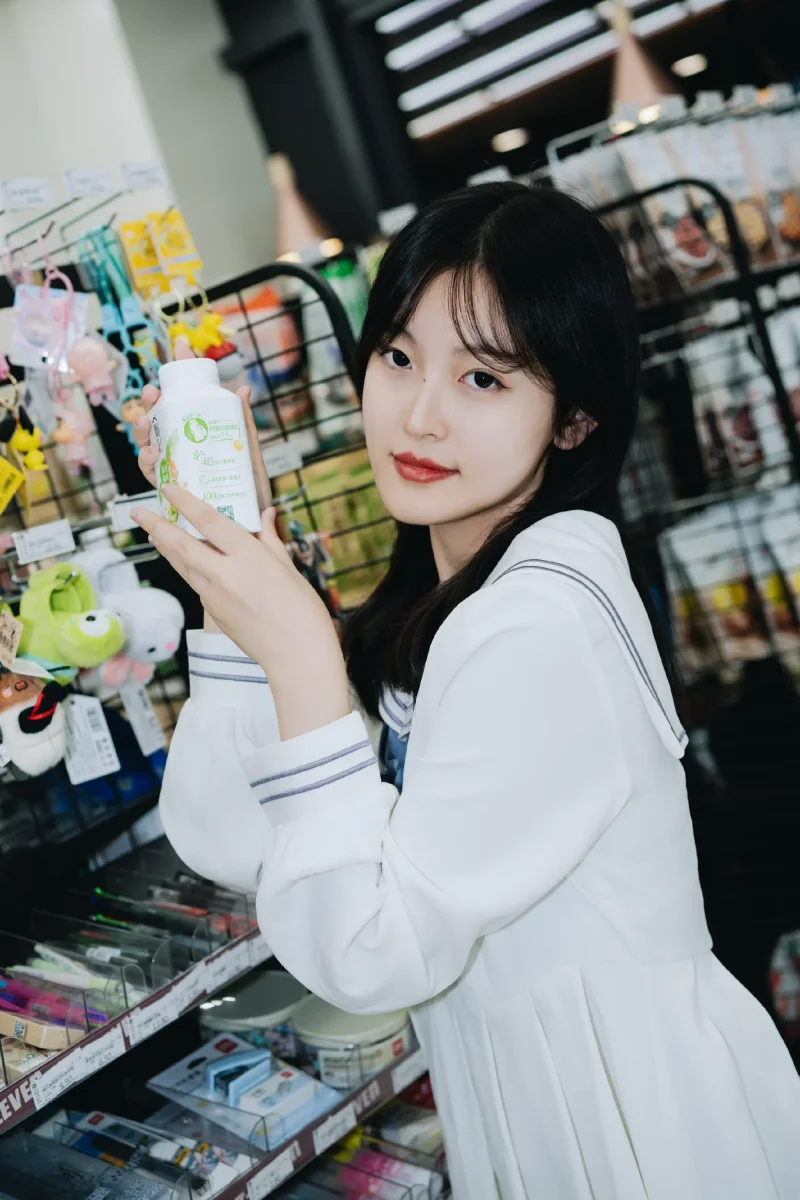 甜妹风便利店拍照姿势来喽📸。
