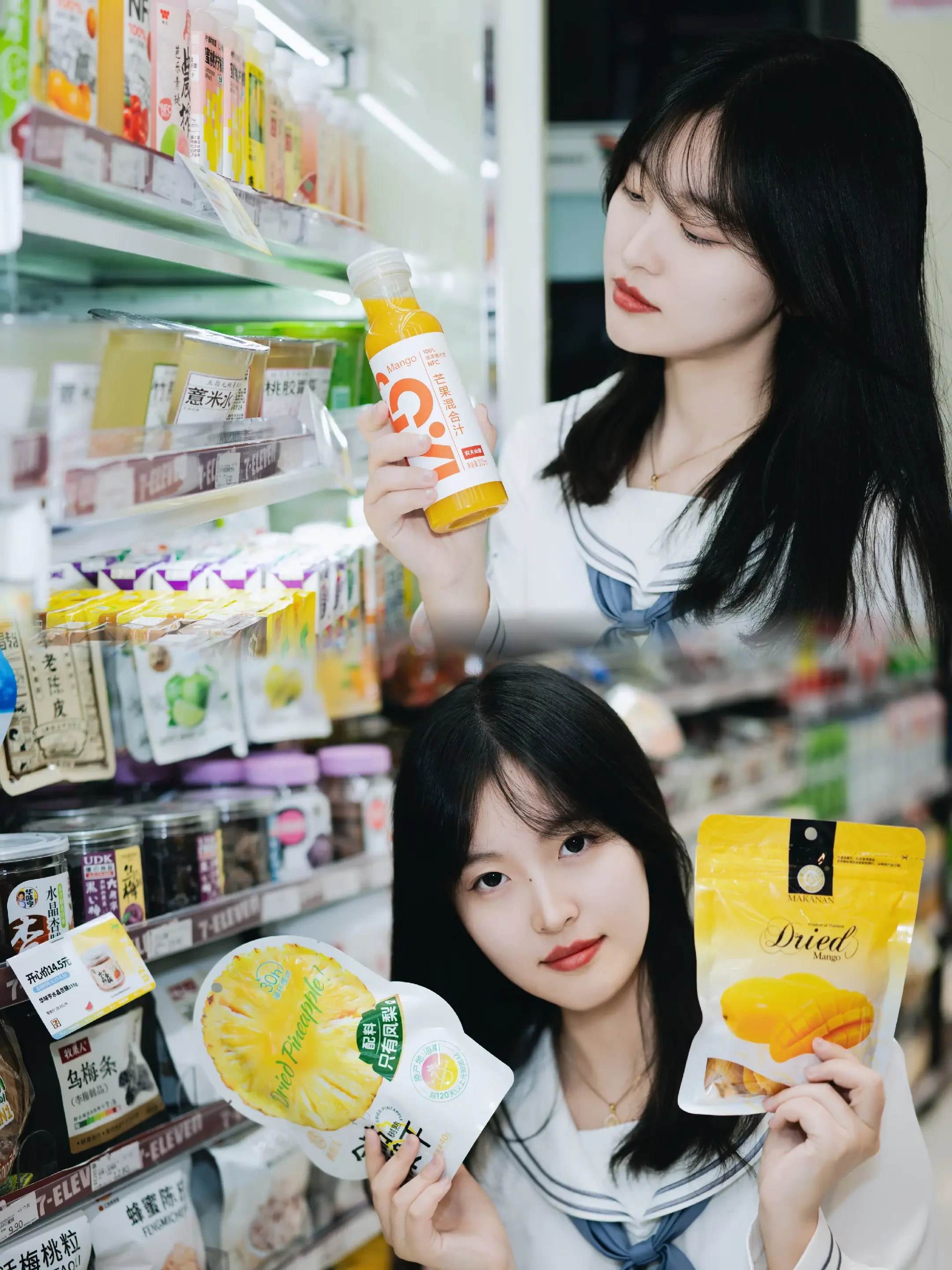 甜妹风便利店拍照姿势来喽📸。