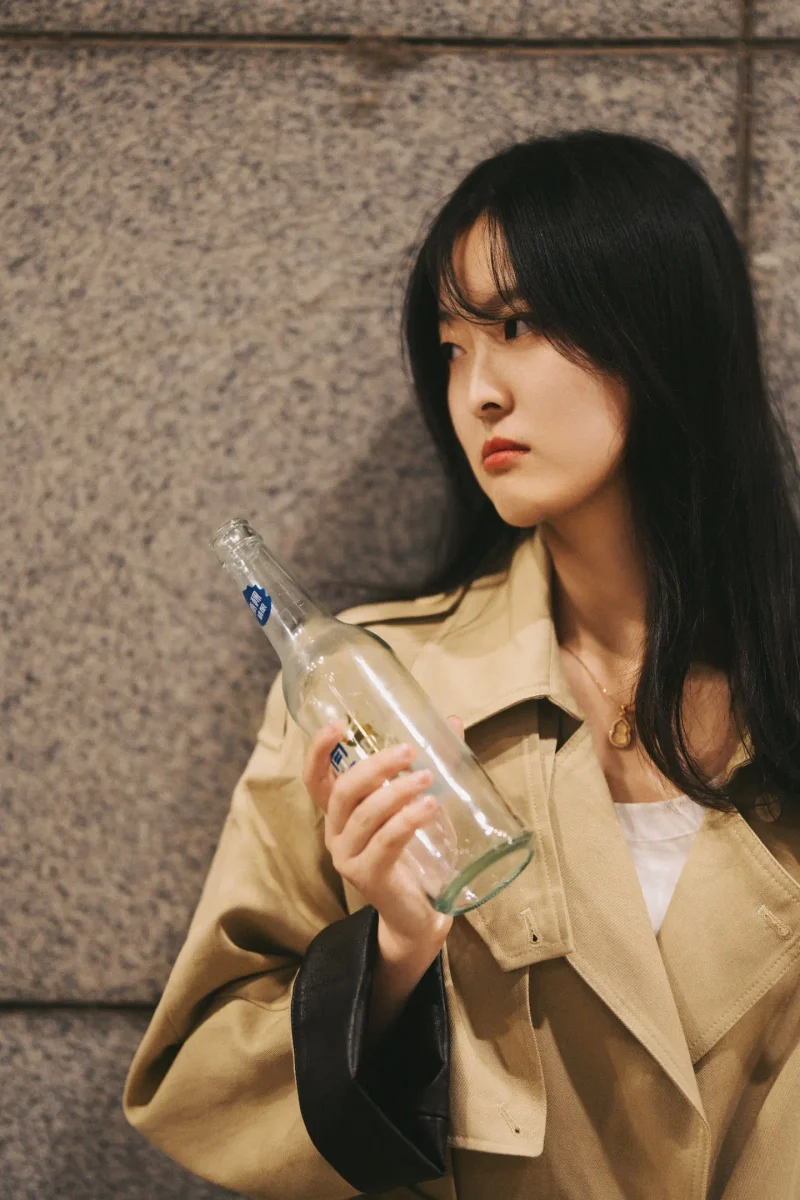 她说：用看垃圾的眼神看镜头，情绪就上来了