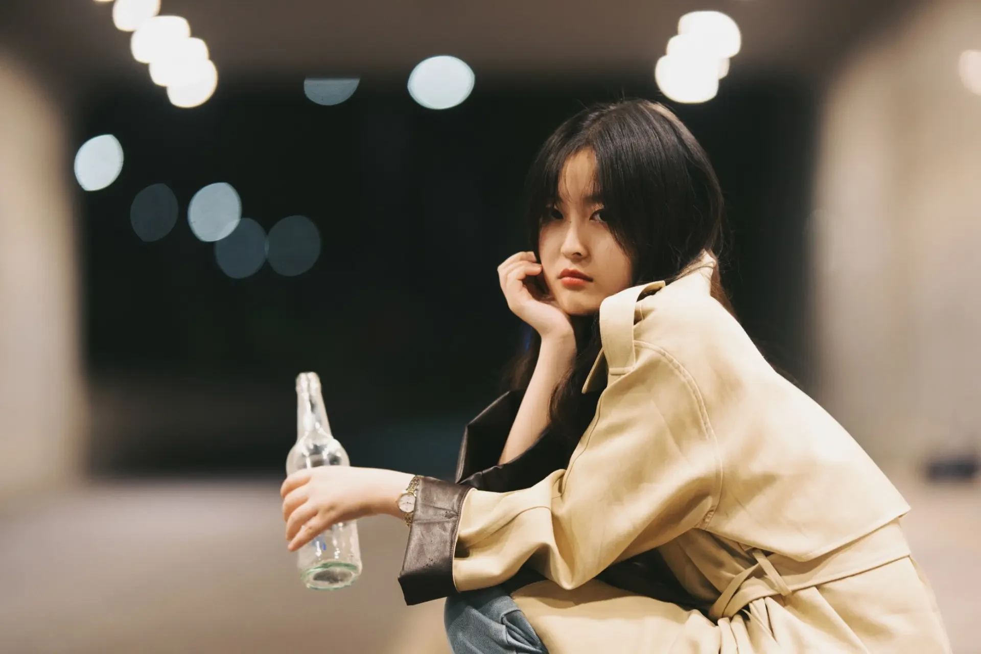 她说：用看垃圾的眼神看镜头，情绪就上来了