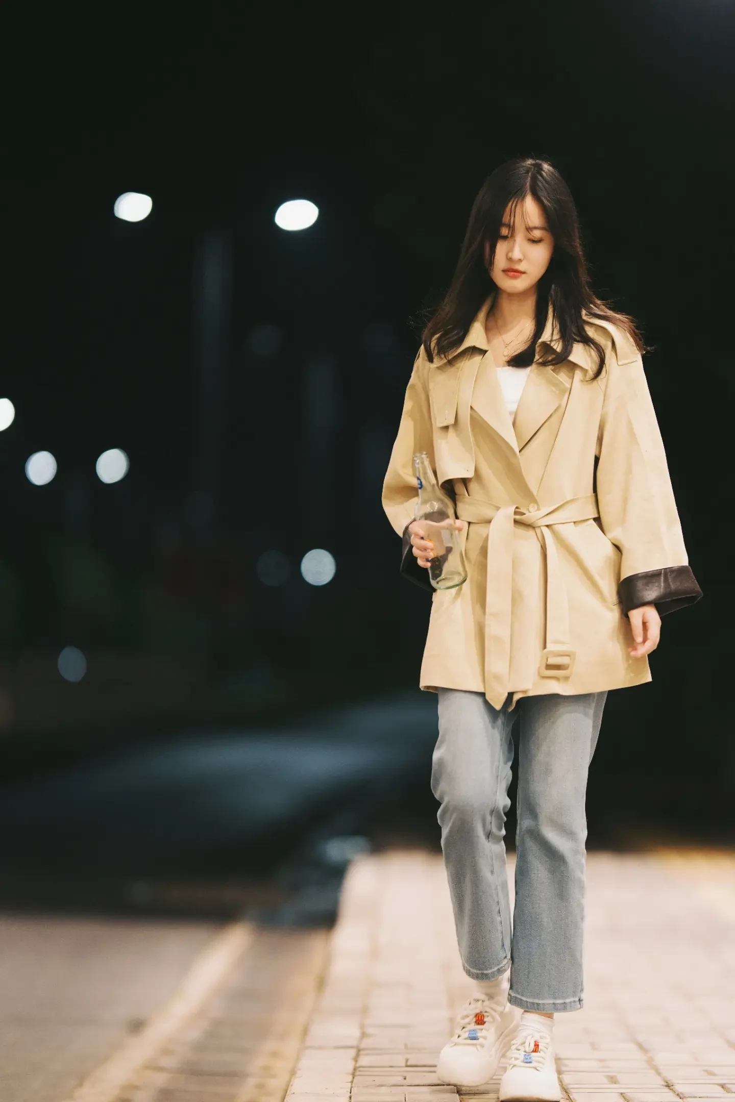从荧幕里出来的女主角。拍摄地点：临沭南路